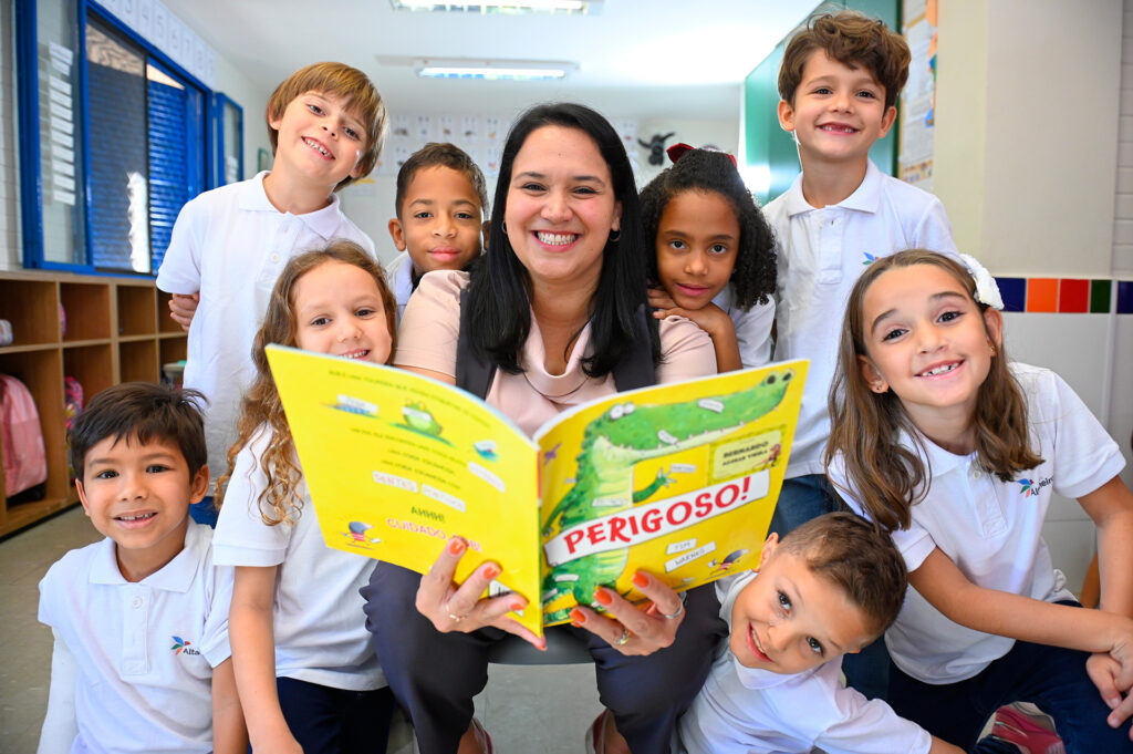 Professora e alunos em momento de leitura
